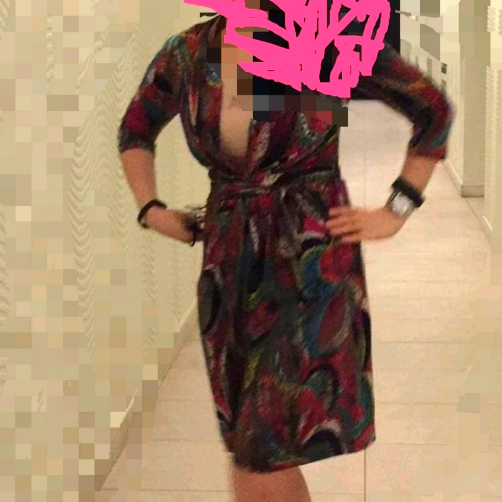 Wrinkle-free wrap midi in luxurious silky print